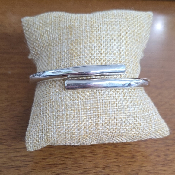 Uno de 50 Sterling Silver Plated Tublar Shaped Bracelet Hinged Bracelet - Picture 2 of 8